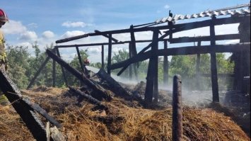 На Рівненщині згоріла господарська будівля з 2 тонами сіна