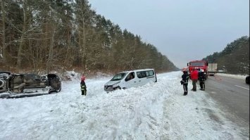 На трасі Київ-Чоп два автомобілі злетіли у кювет