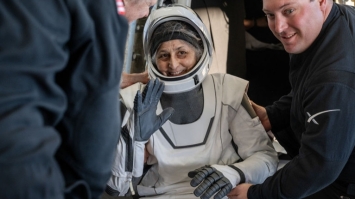 На Землю повернулися астронавти NASA, які на дев`ять місяців застрягли у космосі