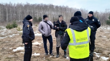 На жінок – із сокирою та пістолетом, на поліцейських – з гранатою