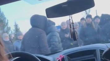 Натовп людей зустрічав працівників ТЦК на Франківщині: постраждали двоє жінок і дитина