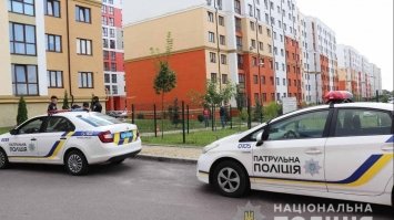 Неповнолітнього, який накинувся на жінку з ножем,  відпустили під домашній арешт