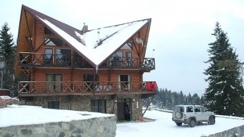 Новорічне шахрайство: туристам здають неіснуючі котеджі у Карпатах 