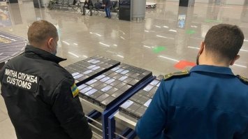 Одесит намагався таємно ввезти до України понад 200 iPhone у 4 валізах. Відео