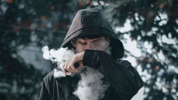 Парламент підтримав законопроєкт, який обмежує паління електронних цигарок