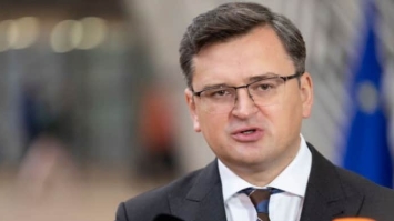 Перебування за кордоном не звільняє від обов’язків, - Кулеба про припинення видачі документів чоловікам