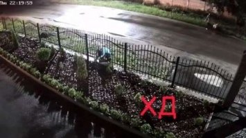 Перехрестилася і пограбувала. На Дніпропетровщині жінка обікрала церкву (відео)