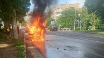 Під час руху у Рівному загорілася автівка