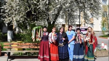 Під стінами лікарні у Рівному співав фольклорний ансамбль (ВІДЕО)