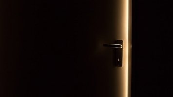 Піти в музей, в якому нічого не видно