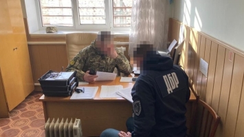 Пів мільйона  -  за прогули: заступник командира незаконно нарахував платню доньці колеги 