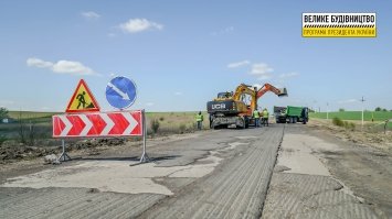 Поблизу Городка відновлюють проблемні 4 кілометри дороги