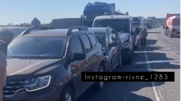 Поблизу Рівного у ДТП потрапили чотири автівки
