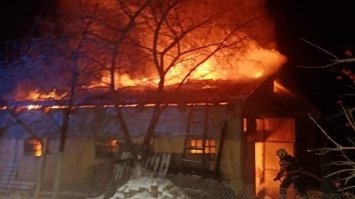 Поблизу Рівного вогонь знищив дах житлового будинку