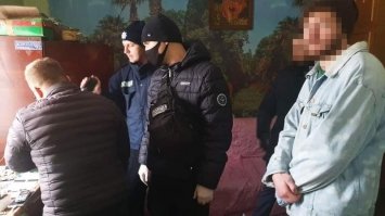 Погрожував зброєю та грабував: на Рівненщині затримали чоловіка, який нападав на АЗС