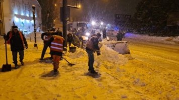 Поки ви спали, комунальники розчищали дороги всю ніч