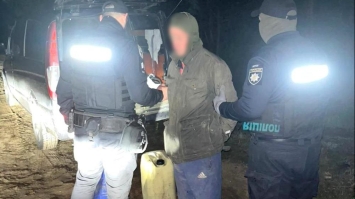 Поки водії спали, з вантажівок злодії зливали пальне