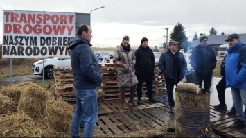  Польські фермери знову заблокували рух вантажівок на одному з пунктів пропуску