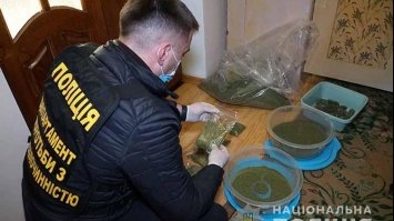 Понад 7 кілограмів наркотиків виявили поліцейські в жителя Тернопільщини
