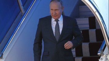 Приховувати хворобу стає все важче: Путін помітно кульгав на виході з літака в Ірані