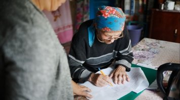 Примусового переведення на картки не буде: Укрпошта продовжить виплату пенсій та соціальної допомоги 