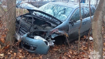 Протаранив три автомобілі і врізався у дерево