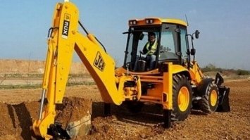 П`ЯНА ДІВЧИНА ЗАЛІЗЛА НА ЕКСКАВАТОР І ВЛАШТУВАЛА КОНЦЕРТ (ВІДЕО)