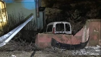П`яний водій протаранив відбійник та злетів з дороги. Його зупинив металевий паркан
