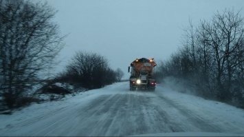Рівненщину засніжило: дорожники чистять траси