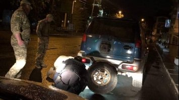 Рівненські патрульні допомогли військовослужбовцям