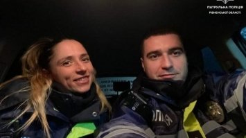Рівненські патрульні врятували від переохолодження жінку