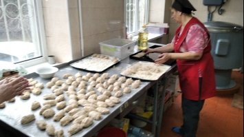 Рівняни готують тонни провізії для захисників