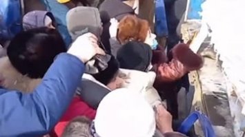 Росіяни «тиснуть» один одного у битві за цукор: відеофакт
