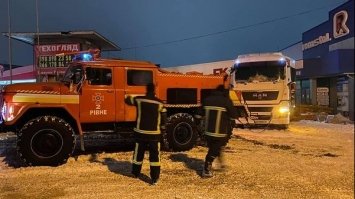 Рятувальники Рівненщини визволяли із снігових заметів не тільки транспорт, а й людей