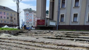 Сходи біля драмтеатру Рівного не ремонтують, бо будівельні фірми відмовляються