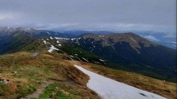 Сніг посеред літа: у Карпатах аномальна для червня погода (фото)