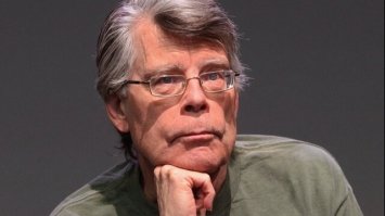 Стівен Кінг відреагував на обстріл ТРЦ в Кременчуці. Міноборони йому відповіло