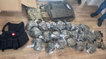 Торгували гуманітарною допомогою, зброєю та допомагали з виїздом за кордон: на Рівненщині судитимуть учасників злочинної організації