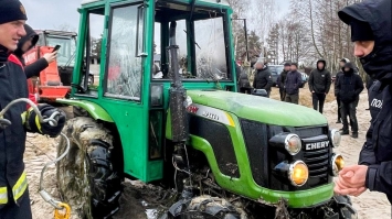 Трактор провалився під кригу: водія дістали з води односельчани