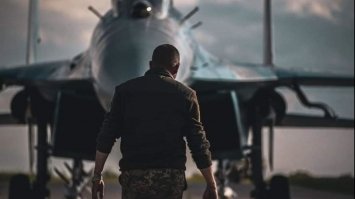 Три російські винищувачі атакували ракетами два українські штурмовики: загинула жінка