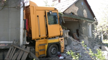 У будинок влетіла вантажівка: мешканці Городка розповіли про пригоду