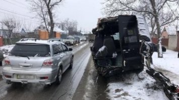 У Дніпрі маршрутка з пасажирами влетіла у фуру: є загиблий