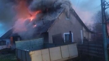 У Дубні на світанку загорівся будинок