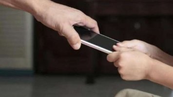 У Дубні нетверезий чоловік вкрав у дитини телефон