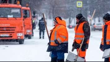 У Києві комунальники вирішили укласти асфальт під час хуртовини. Відео