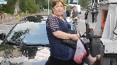 У Києві жінка залізла на капот авто, аби його не забрав евакуатор: відео
