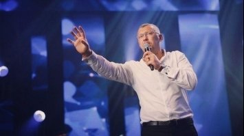 У КИЄВІ ДАВ “КОНЦЕРТ” ОДІОЗНИЙ “ПАСТОР” МУНТЯН: “ЗЦІЛИВ” БАБЦЮ НА ВІЗКУ