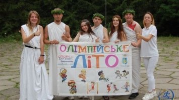 У пишних вінках та шатах давньогрецьких богів: на Рівненщині креативно розпочалися спортивні змагання