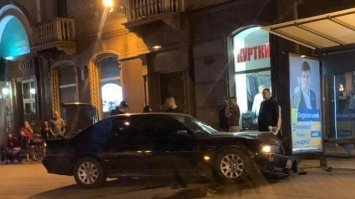 У поліції розповіли, як водій BMW в`їхав у зупинку в Рівному