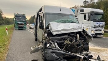 У Польщі бус з українцями в’їхав у фуру, є постраждалі